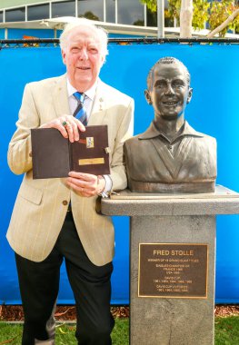 MELBOURNE, AUSTRALYA - 30 HAZİRAN 2016: Melbourne Park 'taki Avustralya tenis merkezinde baskınının yanında Fred Stolle. Frederick Sydney Stolle, Avustralyalı eski tenisçi ve yorumcu.