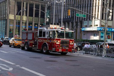New York, 8 Kasım 2024, Manhattan şehir merkezinde FDNY 65 numaralı motor. FDNY dünyadaki en büyük itfaiye ve acil yardım şirketidir. 