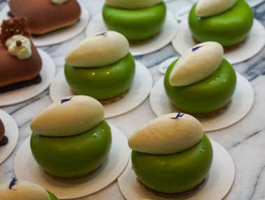 Tatlı dükkanında nefis hamur işleri, canlı gibi görünen meyveler.