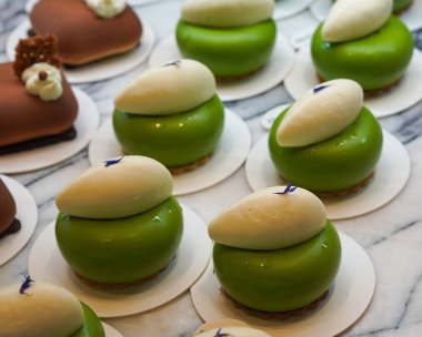 Yeşil elma enfes hamur işleri, tatlı dükkanında canlı meyve benzeri tatlılar.