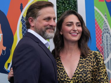 NEW YORK - 28 AUGust 2023: Amerikalı şarkıcı, söz yazarı, piyanist ve aktris Sara Bareilles ve kocası 2023 'ten önce USTA Billie Jean King Ulusal Tenis Merkezi' nde düzenlenen ABD Açık açılış töreninde