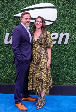 NEW YORK - 28 AUGust 2023: Amerikalı şarkıcı, söz yazarı, piyanist ve aktris Sara Bareilles ve kocası 2023 'ten önce USTA Billie Jean King Ulusal Tenis Merkezi' nde düzenlenen ABD Açık açılış töreninde