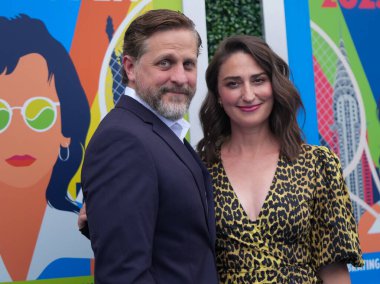 NEW YORK - 28 AUGust 2023: Amerikalı şarkıcı, söz yazarı, piyanist ve aktris Sara Bareilles ve kocası 2023 'ten önce USTA Billie Jean King Ulusal Tenis Merkezi' nde düzenlenen ABD Açık açılış töreninde