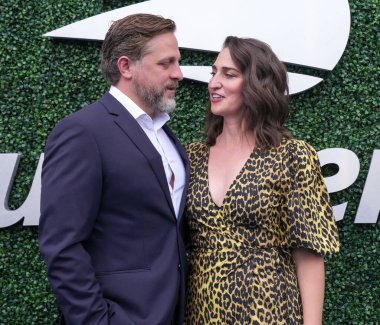 NEW YORK - 28 AUGust 2023: Amerikalı şarkıcı, söz yazarı, piyanist ve aktris Sara Bareilles ve kocası 2023 'ten önce USTA Billie Jean King Ulusal Tenis Merkezi' nde düzenlenen ABD Açık açılış töreninde