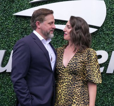 NEW YORK - 28 AUGust 2023: Amerikalı şarkıcı, söz yazarı, piyanist ve aktris Sara Bareilles ve kocası 2023 'ten önce USTA Billie Jean King Ulusal Tenis Merkezi' nde düzenlenen ABD Açık açılış töreninde