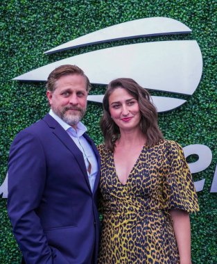 NEW YORK - 28 AUGust 2023: Amerikalı şarkıcı, söz yazarı, piyanist ve aktris Sara Bareilles ve kocası 2023 'ten önce USTA Billie Jean King Ulusal Tenis Merkezi' nde düzenlenen ABD Açık açılış töreninde