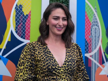 NEW YORK - 28 AUGust 2023: Amerikalı şarkıcı, söz yazarı, piyanist ve aktris Sara Bareilles 2023 'ten önce USTA Billie Jean King Ulusal Tenis Merkezi' nde ABD Açık açılış töreninde