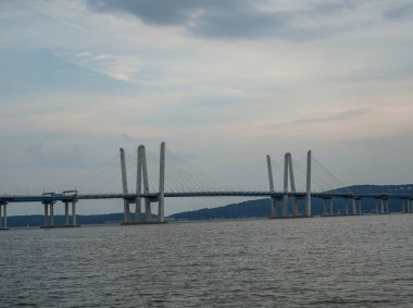 YAZ HOLLOW, New York - 24 Temmuz 2021: Hudson Nehri ve Gov. Mario Cuomo (Tappan Zee) Köprüsü