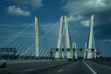 TARRYTOWN, NEW YORK - 24 Temmuz 2021: Vali Mario M. Cuomo Köprüsü 'nü (eski Tappan Zee Köprüsü) geçmek. New York eyaletinde, Tarrytown ve Nyack arasında Hudson Nehri 'ni kaplıyor.