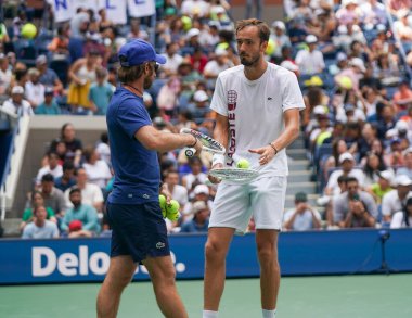 NEW YORK - 27 AUGust 2023: Rusya 'dan Daniil Medvedev koçu Gilles Cervara ile birlikte New York' taki Billie Jean King Ulusal Tenis Merkezi 'nde 2023' ten önce Arthur Ashe Stadyumu 'nda antrenman yaparken