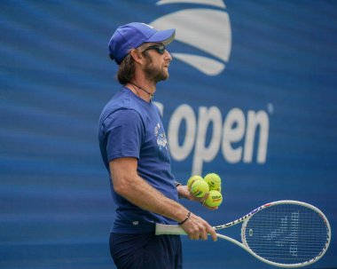NEW YORK - 27 AUGust 2023: Daniil Medvedev 'in koçu Gilles Cervara, New York' taki Billie Jean King Ulusal Tenis Merkezi 'nde 2023' ten önce Arthur Ashe Stadyumu 'nda antrenman yaptı.