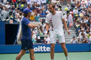 NEW YORK - 27 AUGust 2023: Rusya 'dan Daniil Medvedev (R) koçu Gilles Cervara ile birlikte New York' taki Billie Jean King Ulusal Tenis Merkezi 'nde 2023' ten önce Arthur Ashe Stadyumu 'nda antrenman yaparken