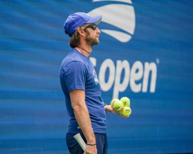 NEW YORK - 27 AUGust 2023: Daniil Medvedev 'in koçu Gilles Cervara, New York' taki Billie Jean King Ulusal Tenis Merkezi 'nde 2023' ten önce Arthur Ashe Stadyumu 'nda antrenman yaptı.