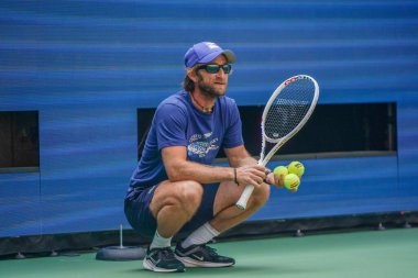 NEW YORK - 27 AUGust 2023: Daniil Medvedev 'in koçu Gilles Cervara, New York' taki Billie Jean King Ulusal Tenis Merkezi 'nde 2023' ten önce Arthur Ashe Stadyumu 'nda antrenman yaptı.