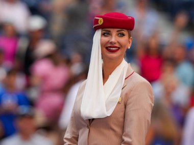 NEW YORK - 3 Eylül 2023: New York 'taki Billie Jean King Ulusal Tenis Merkezi' nde ABD Açık 'ta Arthur Ash Stadyumu' nda Emirates Havayolları uçuş görevlisi