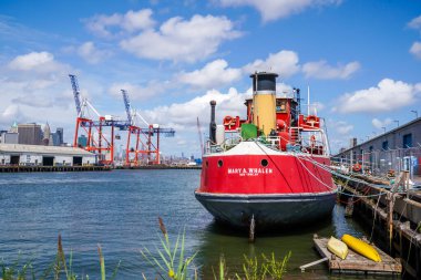 BrooKLYN, New York - 24 Ağustos 2025: Mary A. Whalen tarihi petrol tankeri Brooklyn, New York Red Hook mahallesinde yer almaktadır. Kar amacı gütmeyen Portside New York 'un evi.