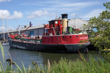 BrooKLYN, New York - 24 Ağustos 2025: Mary A. Whalen tarihi petrol tankeri Brooklyn, New York Red Hook mahallesinde yer almaktadır. Kar amacı gütmeyen Portside New York 'un evi.