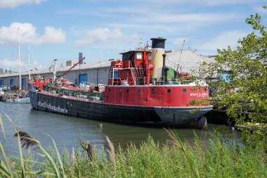 BrooKLYN, New York - 24 Ağustos 2025: Mary A. Whalen tarihi petrol tankeri Brooklyn, New York Red Hook mahallesinde yer almaktadır. Kar amacı gütmeyen Portside New York 'un evi.