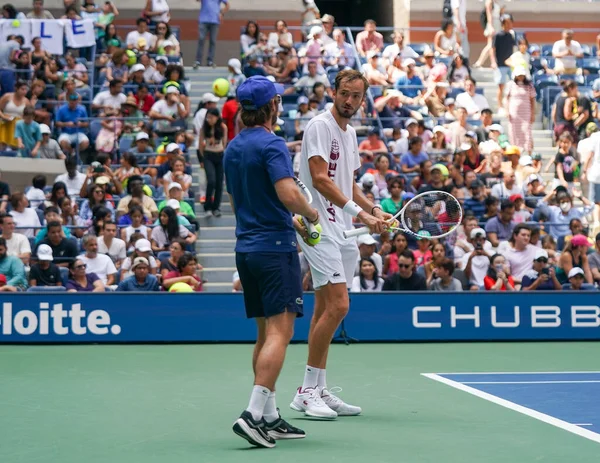 NEW YORK - 27 AUGust 2023: Rusya 'dan Daniil Medvedev koçu Gilles Cervara ile birlikte New York' taki Billie Jean King Ulusal Tenis Merkezi 'nde 2023' ten önce Arthur Ashe Stadyumu 'nda antrenman yaparken