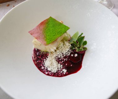 Gurme restoranında servis edilen pancar kökü ve yoğurtlu turbot.