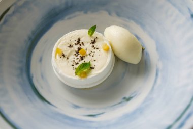 Gurme lokantasında güzel bir tatlı.