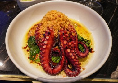 Kızarmış ahtapot, beyaz tabakta patatesle kesilmiş. Polvo a lagareiro, yazın en beğenilen geleneksel Portekiz yemeklerinden biridir..