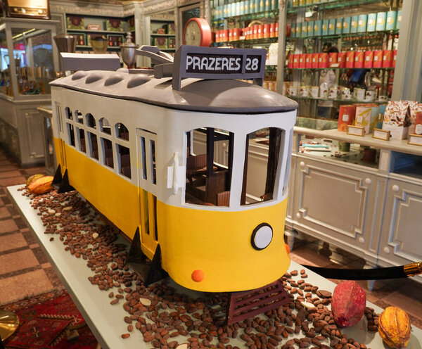 СЛУШАЯ, ПОРТУГАЛЬ - 12 СЕНТЯБРЯ 2023: Воспроизведение трамвая 28, полностью изготовленного из шоколада, включало 120 часов работы 2 человека и 60 кг шоколада производства Melgao Cacau e Chocolates