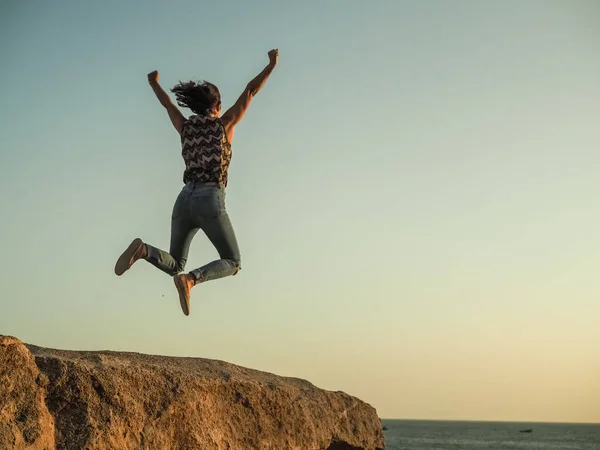 Fiatal Jumping Strandon — Stock Fotó