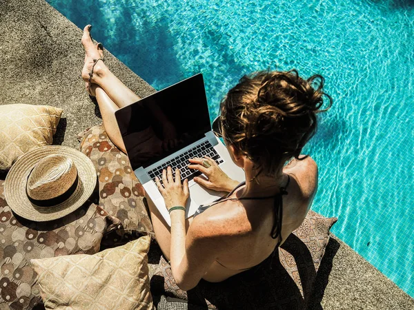 Donna Bikini Con Laptop Sulla Spiaggia — Foto Stock