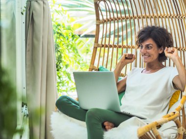 Salıncak koltukta oturan mutlu kadın, rahatla ve tatil konseptini kullan