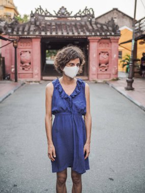 Koruyucu maske ve mavi elbise giyen kadın, koronavirüs salgını ve karantina konsepti