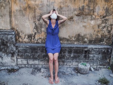 Koruyucu maske ve mavi elbise giyen kadın, koronavirüs salgını ve karantina konsepti