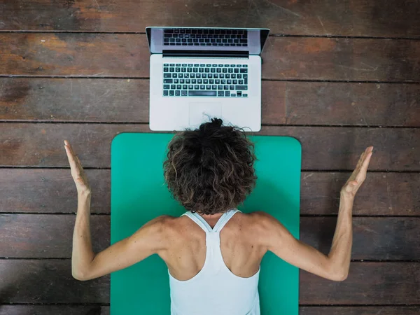 Kvinna Utövar Yoga Hemma Sitter Framför Laptop — Stockfoto