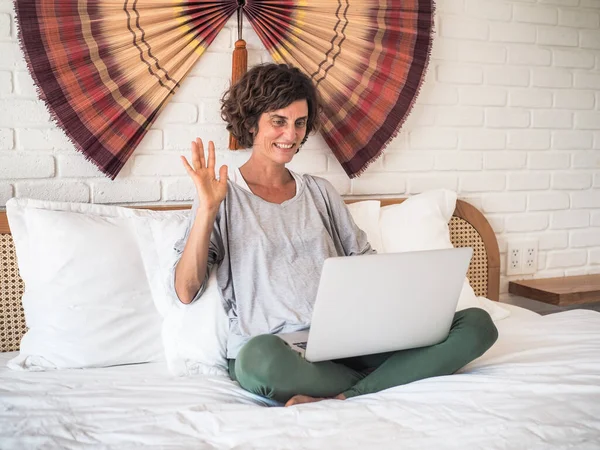 Kvinna Som Använder Laptop Sovrum Hemmakontor Och Karantän Koncept — Stockfoto