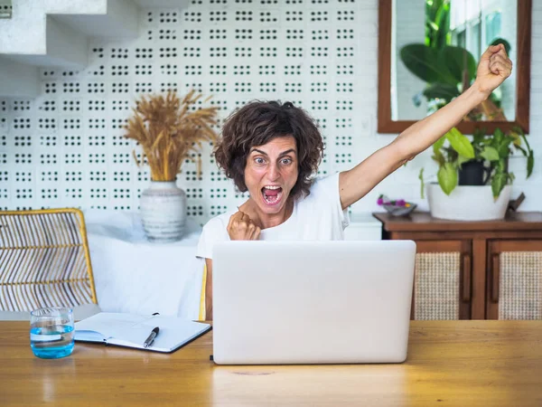 Mulher Com Laptop Trabalhando Casa Escritório Casa Conceito Quarentena — Fotografia de Stock