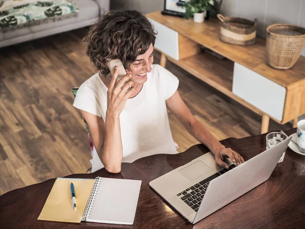 Mujer Con Portátil Trabajando Casa Oficina Casa Concepto Cuarentena —  Fotos de Stock