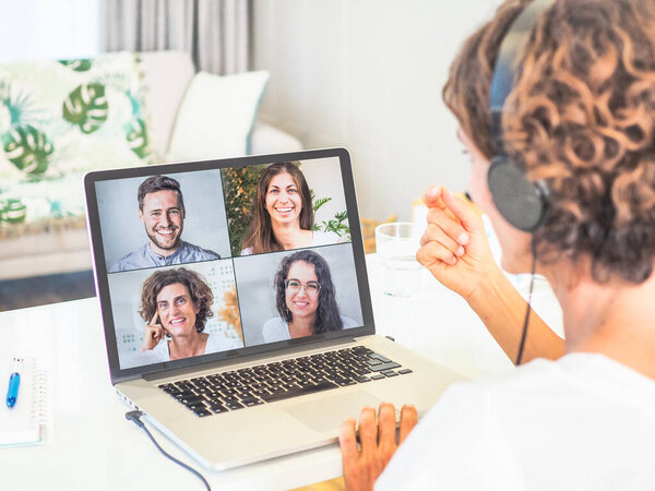 женщина с ноутбуком, имеющие видео-чат с друзьями, домашний офис и карантин концепции
