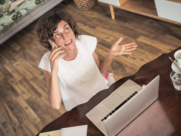 Mujer Con Portátil Trabajando Casa Oficina Casa Concepto Cuarentena —  Fotos de Stock