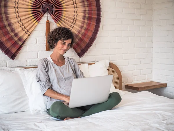 Kvinna Som Använder Laptop Sovrum Hemmakontor Och Karantän Koncept — Stockfoto