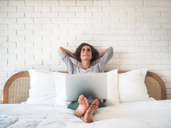 Kvinna Som Använder Laptop Sovrum Hemmakontor Och Karantän Koncept — Stockfoto