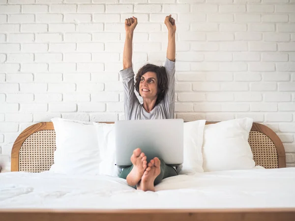 Wanita Menggunakan Laptop Kamar Tidur Kantor Rumah Dan Konsep Karantina — Stok Foto