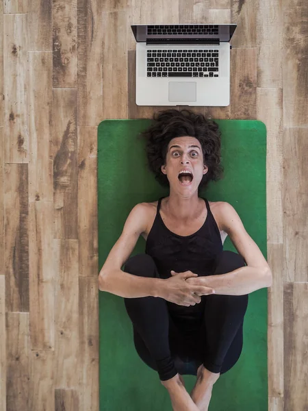 Emotionell Kvinna Liggande Yogamatta Golvet Med Laptop Bakom Huvudet — Stockfoto