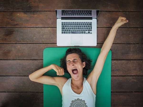 Donna Emotiva Sdraiata Sul Tappetino Yoga Sul Pavimento Con Laptop — Foto Stock