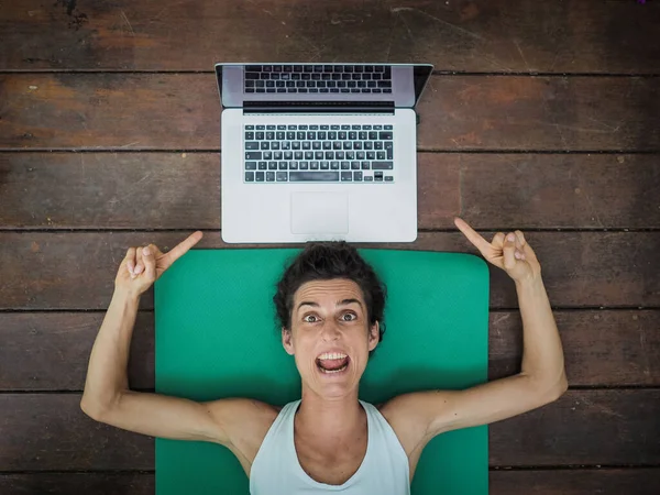 Emotionell Kvinna Liggande Yogamatta Golvet Med Laptop Bakom Huvudet — Stockfoto