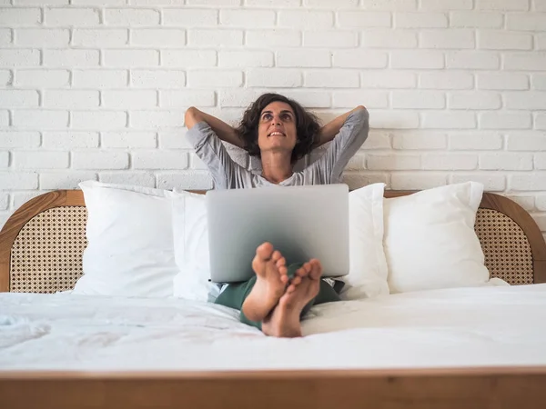 Kvinna Som Använder Laptop Sovrum Hemmakontor Och Karantän Koncept — Stockfoto