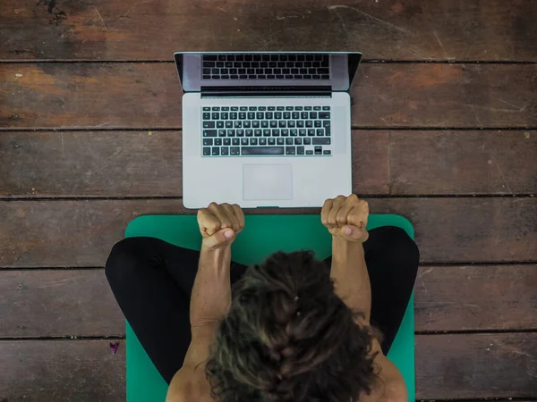 Donna Che Utilizza Computer Portatile Casa Tappetino Yoga — Foto Stock