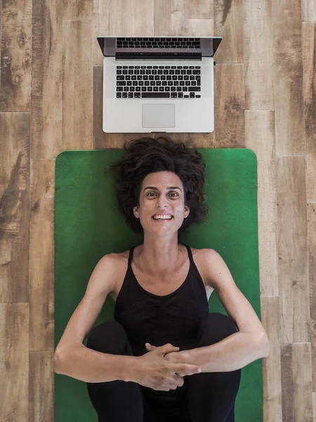 Femme Émotionnelle Couchée Sur Tapis Yoga Sur Sol Avec Ordinateur — Photo