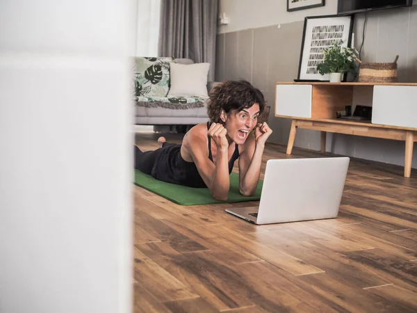 Glad Kvinna Använder Laptop Hemma Liggande Yogamattan — Stockfoto