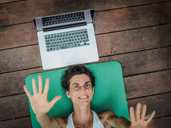 Femme Émotionnelle Couchée Sur Tapis Yoga Sur Sol Avec Ordinateur — Photo