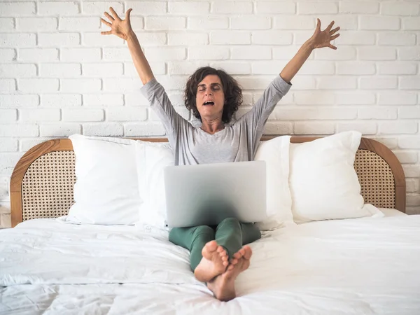 Kvinna Som Använder Laptop Sovrum Hemmakontor Och Karantän Koncept — Stockfoto